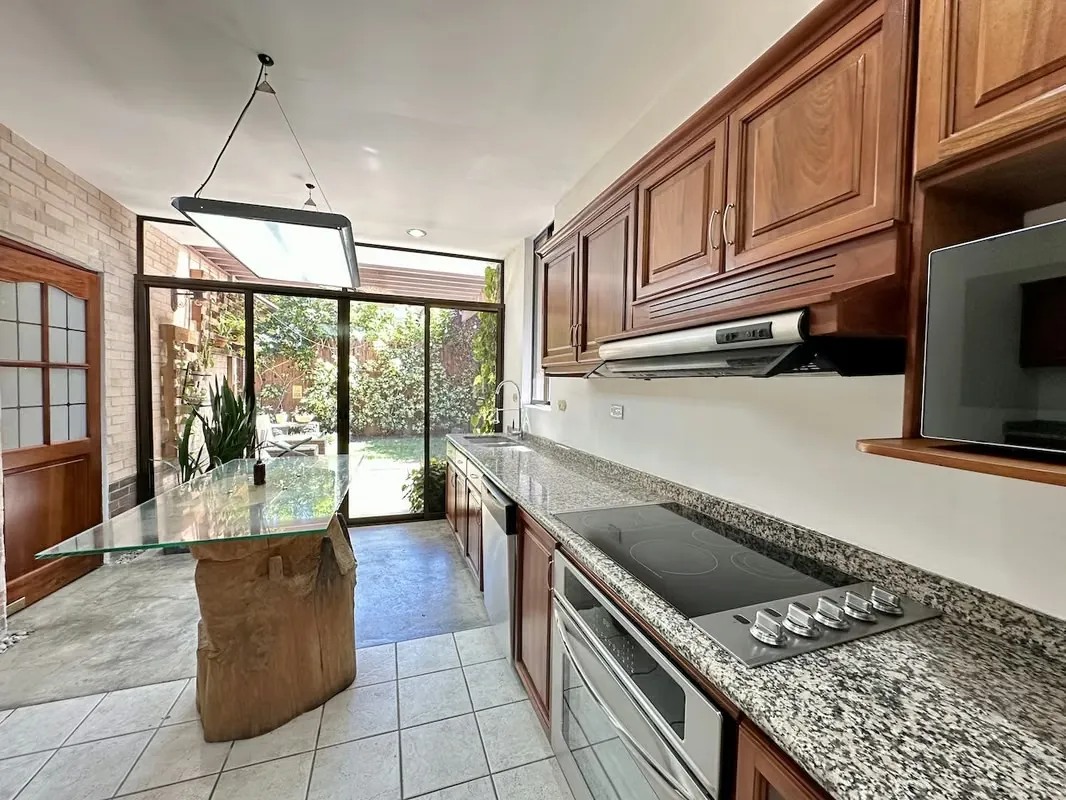 Encantadora Casa en Alquiler con LINEA BLANCA en Condominio.