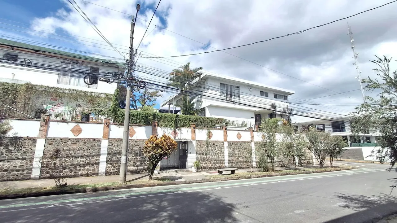 Investment Opportunity: Mixed-Use Property for Sale in Los Yoses — photo 4