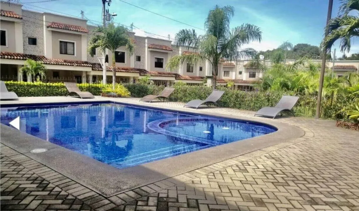 Alquiler de casa esquinera en condominio Santa Ana Hills con muebles
