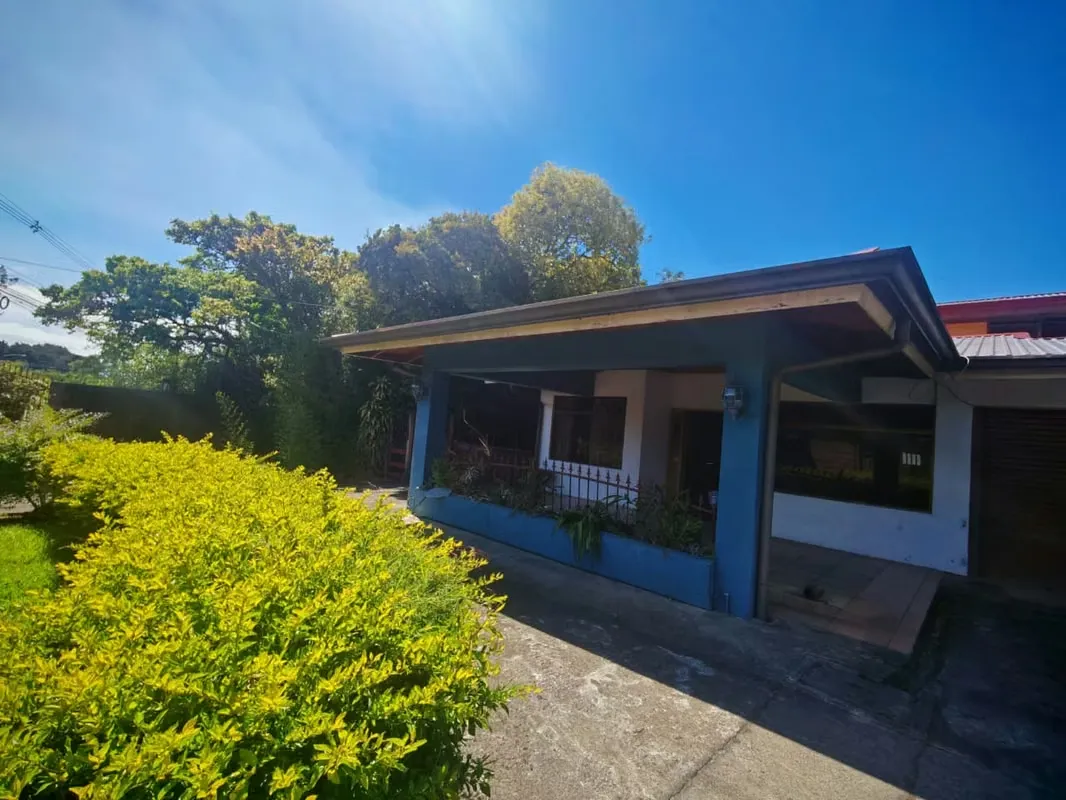 Property for Sale with Mixed-Use Zoning on Main Road – San Rafael de Heredia