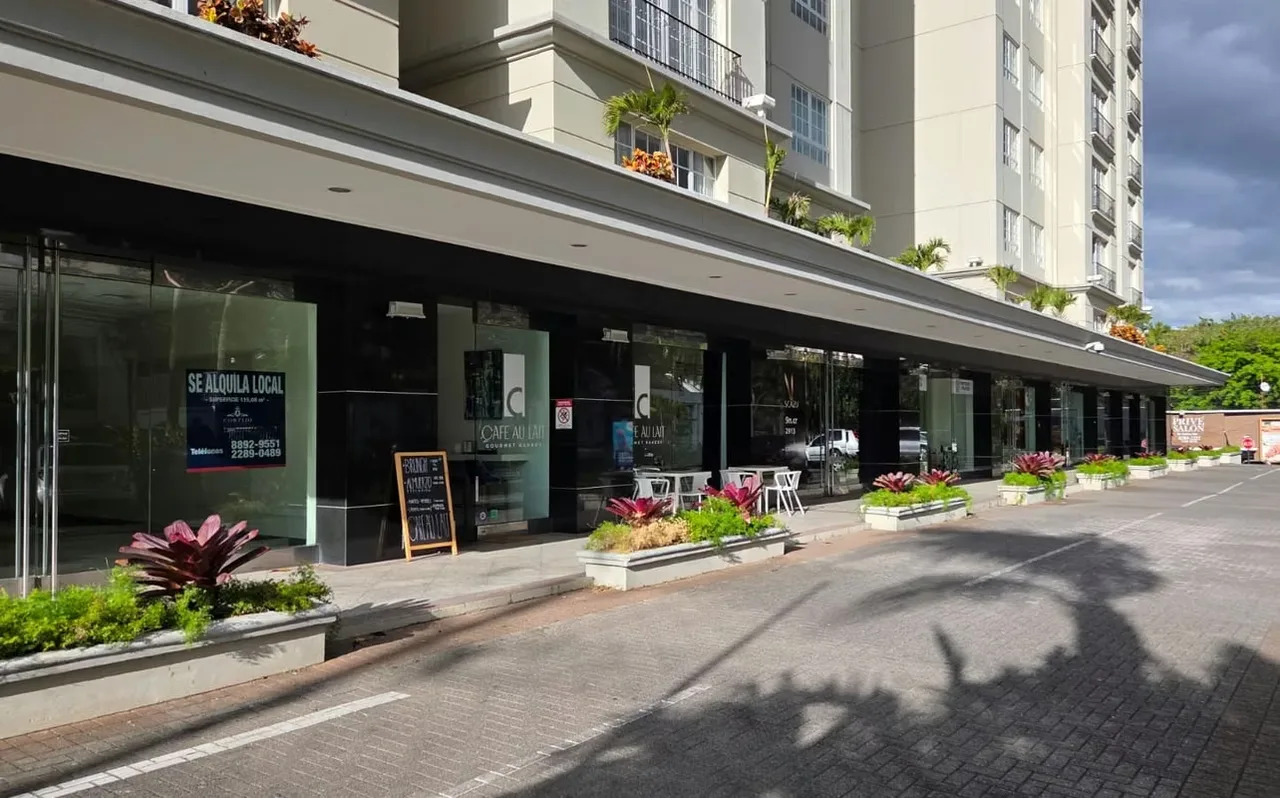 Se alquila amplio local comercial totalmente remodelado, ubicado en el exclusivo condominio Cortijo Los Laureles, una zona de alto tránsito y excelente proyección comercial.
