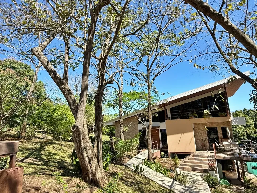 Venta casa semiamueblada c/piscina y vista a la montaña, Orotina. (MV)