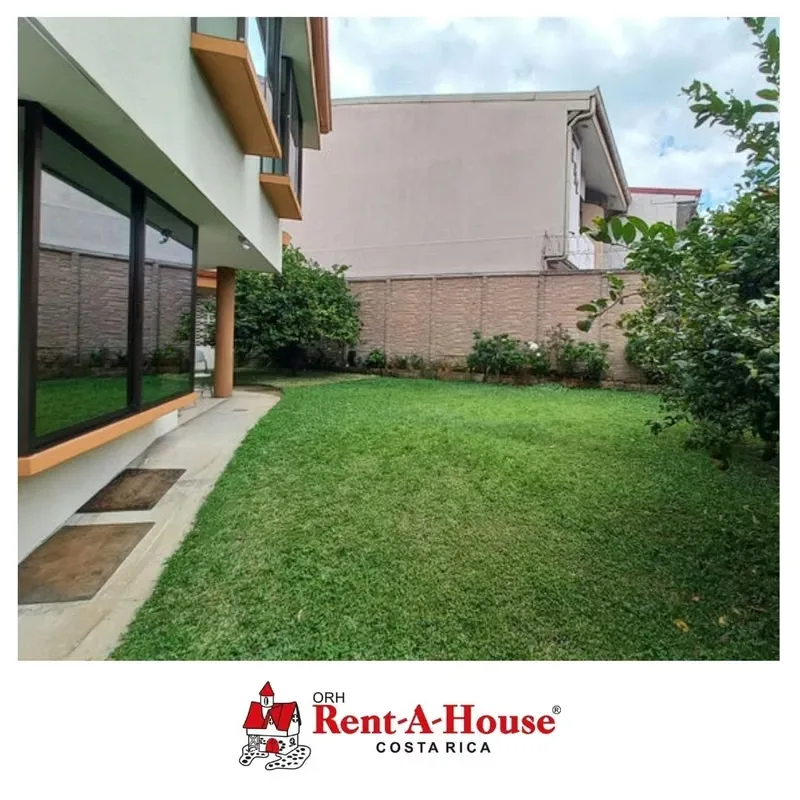 Ubicada en una de las zonas residenciales más consolidadas y valoradas de Goicoechea, esta propiedad ofrece un estilo de vida donde la comodidad, la arquitectura y el entorno natural ... — photo 2