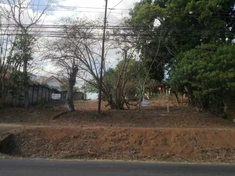 This 1,433 m² lot is located in a strategic area of Garita, Alajuela, featuring direct frontage along the ...