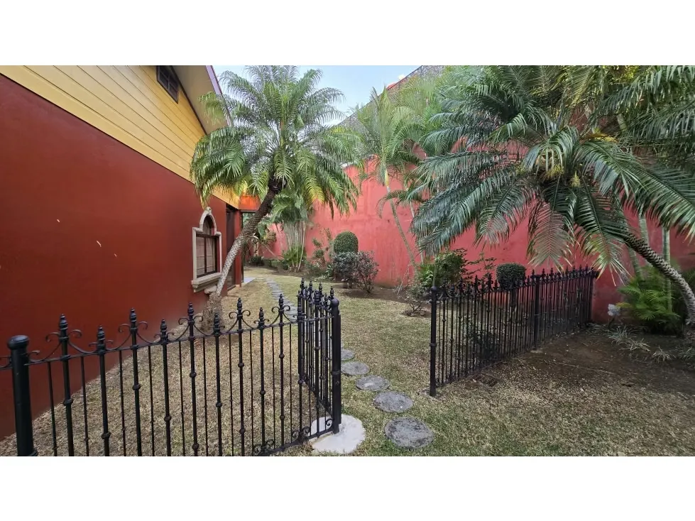 Se VENDE encantadora casa en residencial con acceso controlado, diseño clasica moderna de una sola planta, ofrece ... — photo 2