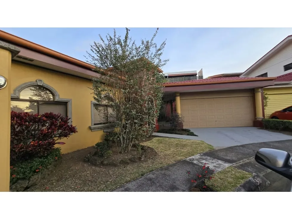 Se VENDE encantadora casa en residencial con acceso controlado, diseño clasica moderna de una sola planta, ofrece ... — photo 3