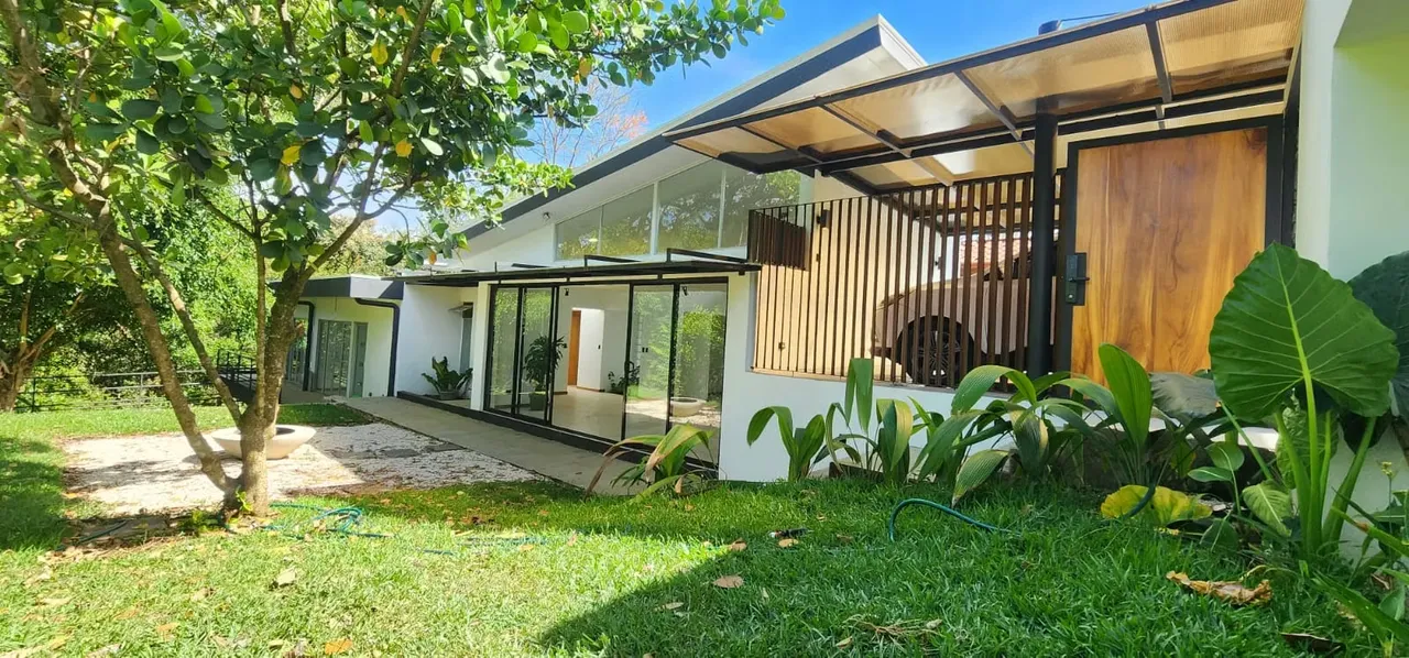 Casa en alquiler con bosque en Condominio Plantation State