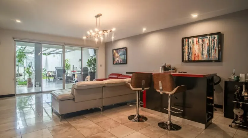 Beautiful house in Pinares de Curridabat, in quiet and safe street, very close to old street; and its varied commercial and educational offer very close to the property within ...