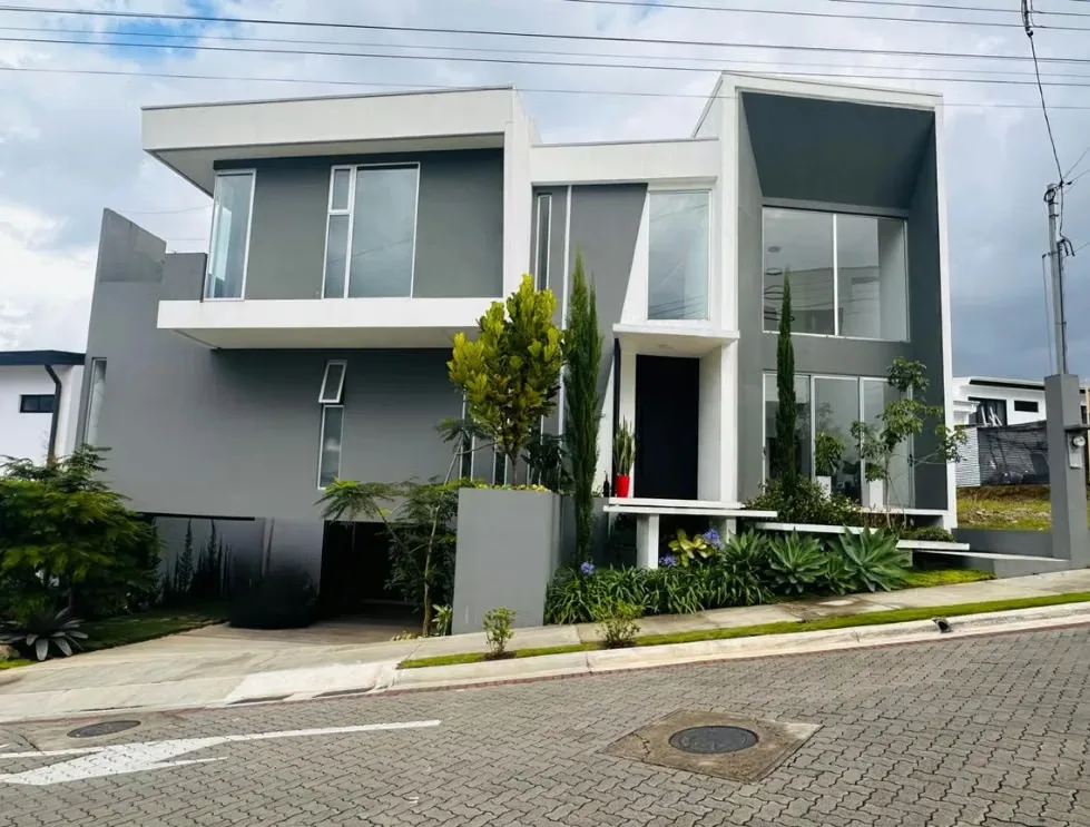 Descubre esta exclusiva casa ubicada en un elegante condominio, diseñada para quienes valoran el lujo, la comodidad y los espacios amplios. Gracias a su generoso terreno, la propiedad ...