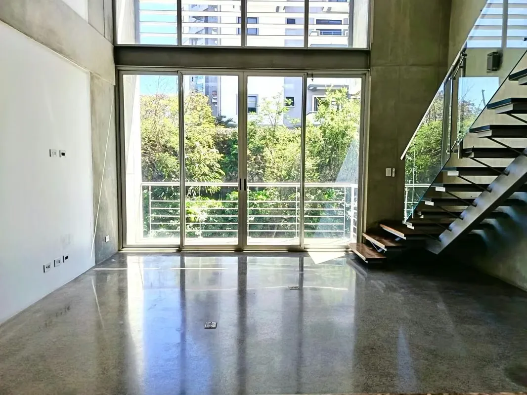 En la exclusiva torre del area de Escazú les ofrezco esta belleza de apto con detalles únicos y personalizados al estilo moderno de decorar en tendencia. En un piso alto bellísimo ...
