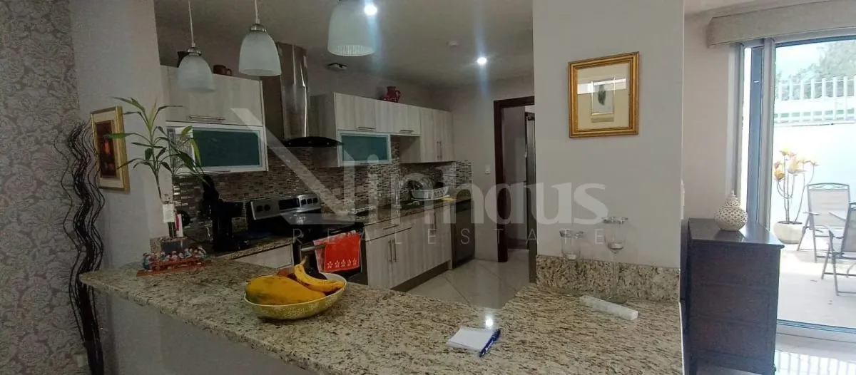 Se vende hermosa casa de dos plantas, ubicada en exclusivo condominio en Escazú. Propiedad totalmente equipada, con ...