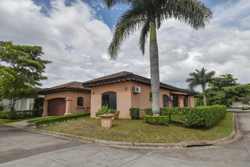 SALE LINDORA SANTA ANA CONDOMINIO THE HIDDEN OF 1 FLOOR FINANCED HALF