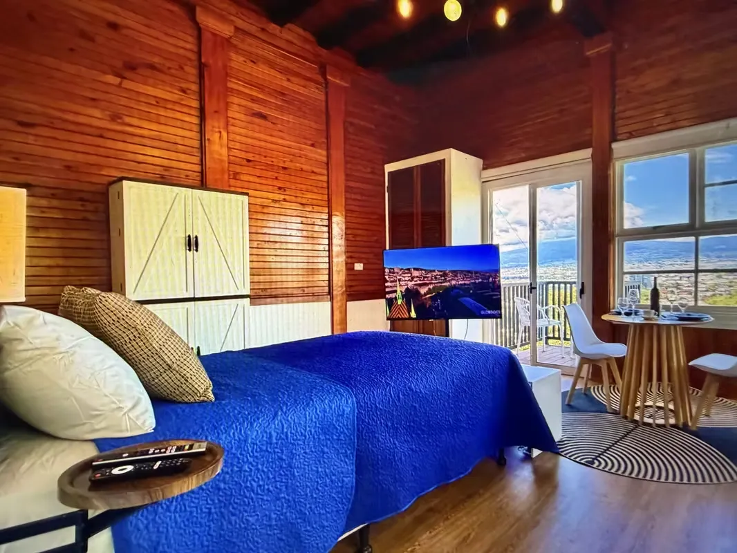 Enjoy this modern and cozy studio in the heart of Escazú, ideal for two people. Its central location allows ...