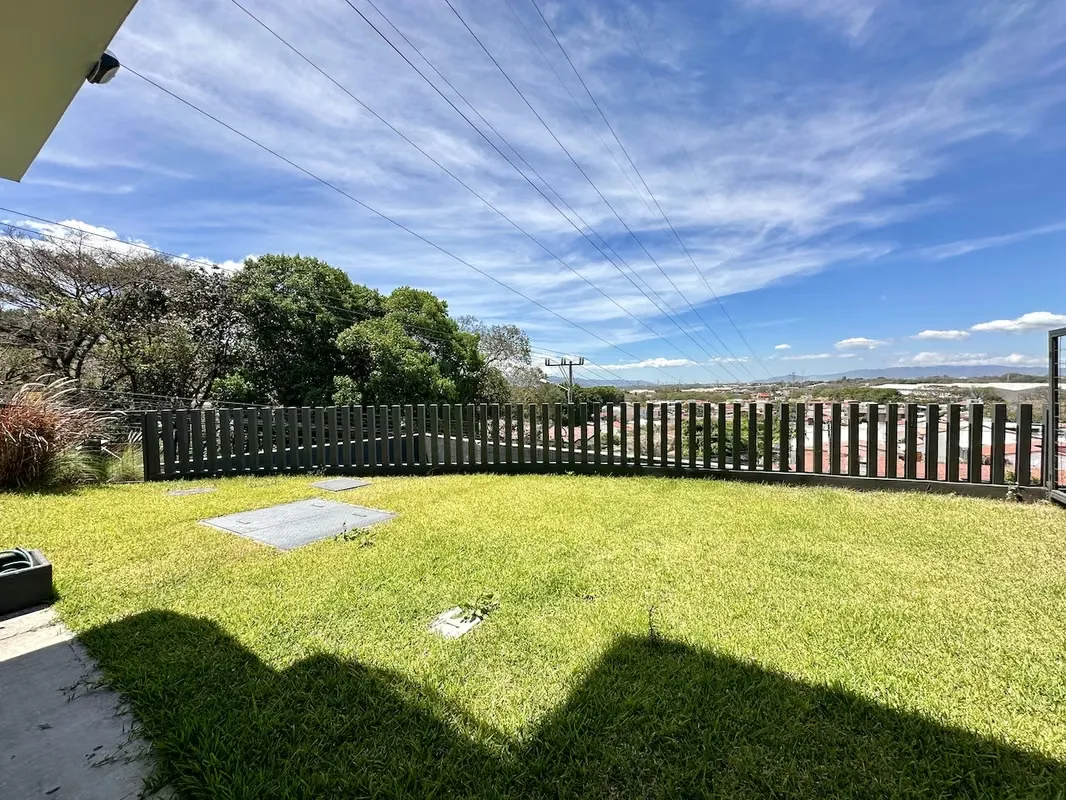 ALQUILER DE APARTAMENTO CON LINEA BLANCA/ AMPLIO JARDIN EN CONDOMINIO, POZOS DE SANTA ANA