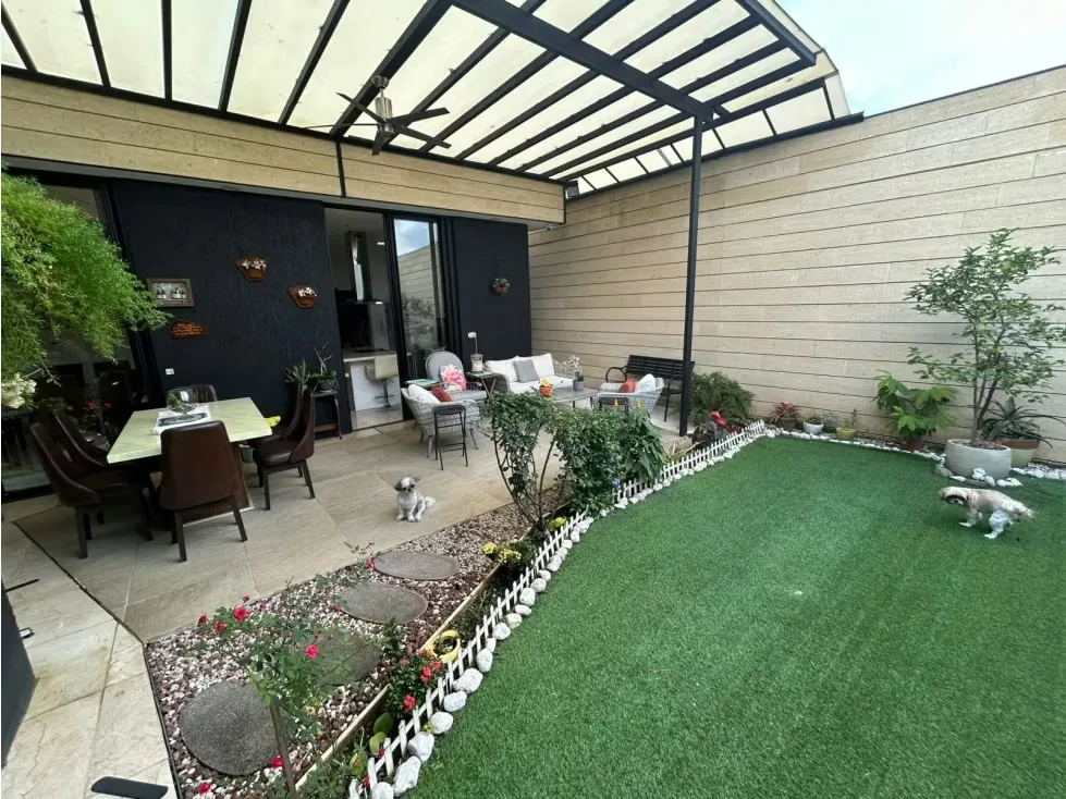 Ubicada en una de las zonas más exclusivas y convenientes de Lindora, esta hermosa residencia de un solo nivel combina comodidad, ...