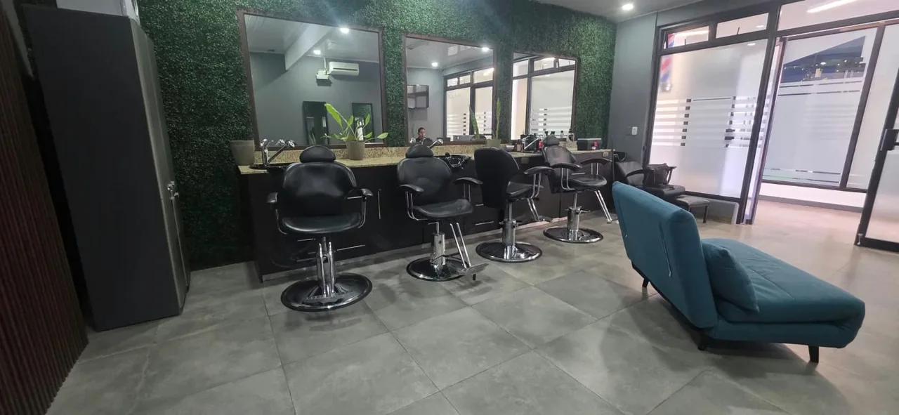Commercial space for rent, perfect for a barbershop/beauty salon in the heart of Santa Ana. ID 41868