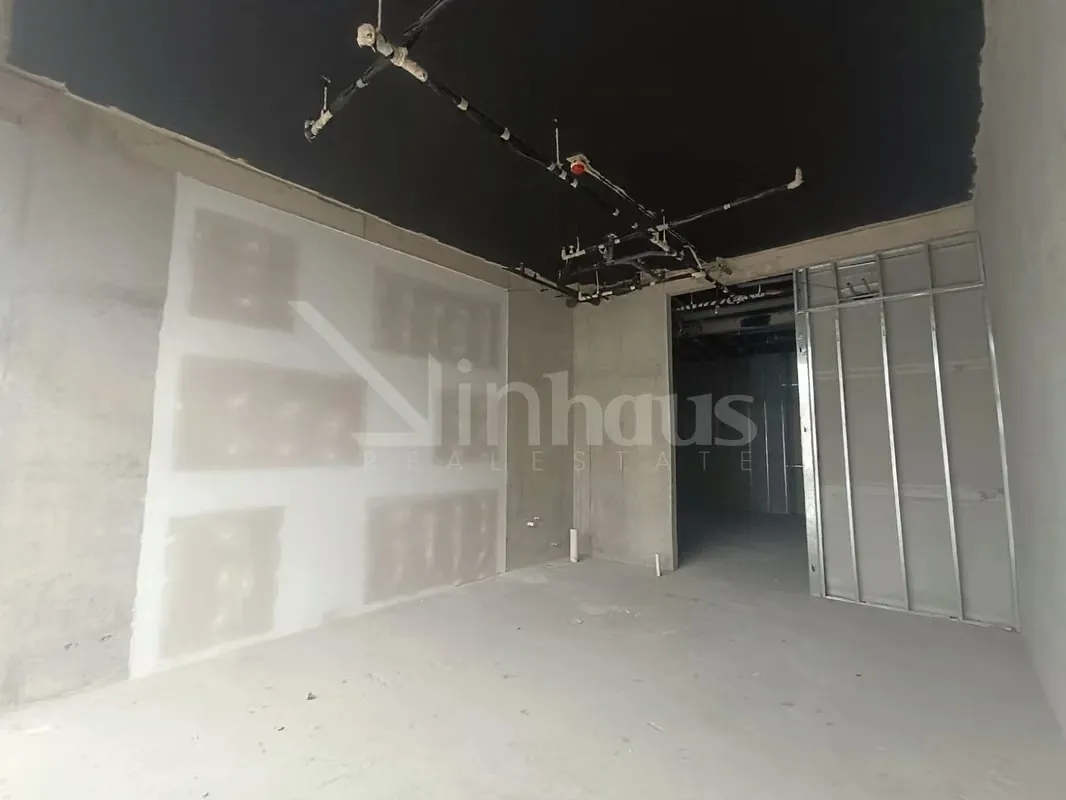 Alquiler de local comercial en torre vista desde calle pública en Sabana