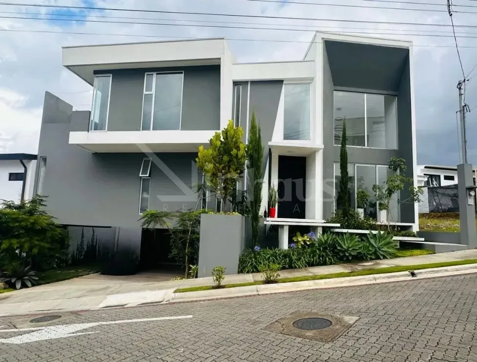 id 41852 Casa con gran espacio de patio en Condominio con Amenidades