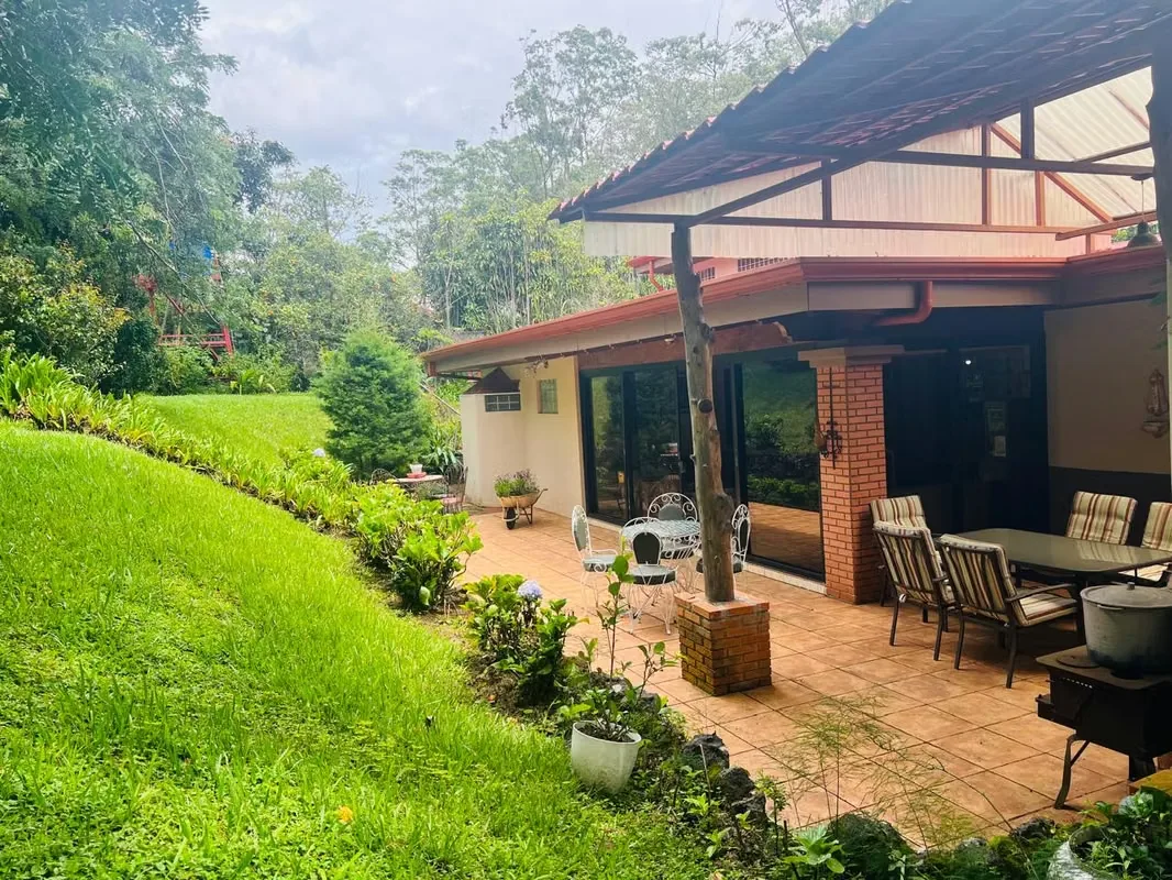 Casa con zona verde de 2.500 m² y árboles frutales. Un hogar rodeado de naturaleza, con vistas panorámicas al Valle Central y una atmósfera de tranquilidad total. La casa de 344 m² ...
