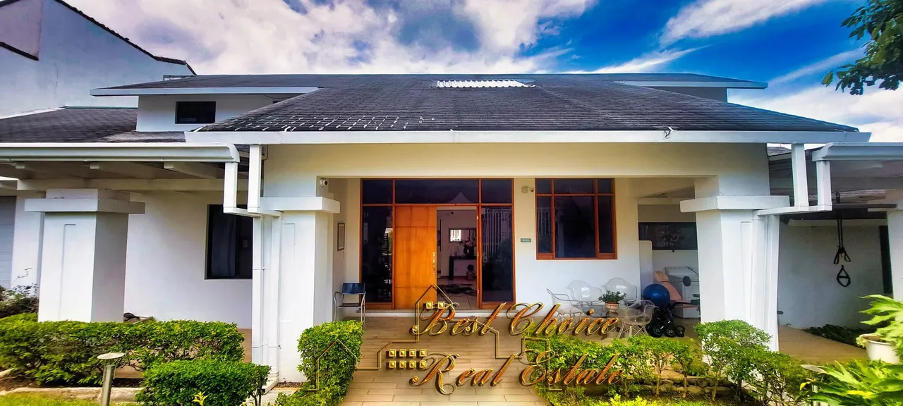 Venta Casa de Lujo en Heredia Cariari | Jardín, 5 Parqueos  ¡REBAJADA!