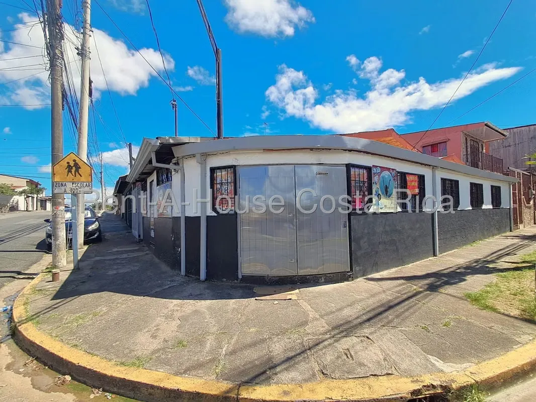 House + Commercial Space for Sale in Gravilias, Desamparados.