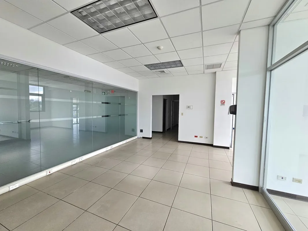 MA Asesorías Alquila Oficina con Aire Acondicionado centralizado en Centro Corporativo, ubicado en el corazón de San Rafael de Escazú, San José — photo 3