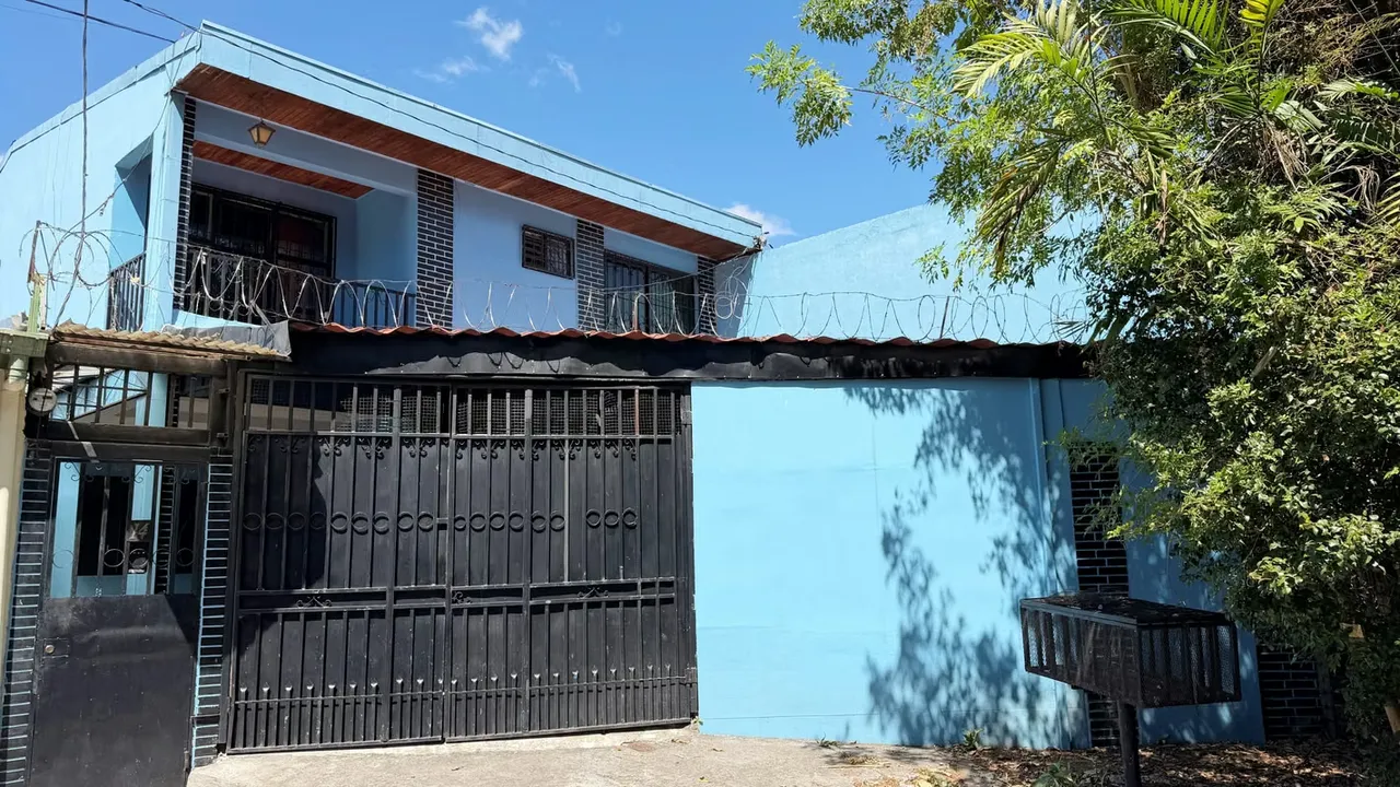 Venta casa con excelente ubicación de 2 niveles, Desamparados. (FE)
