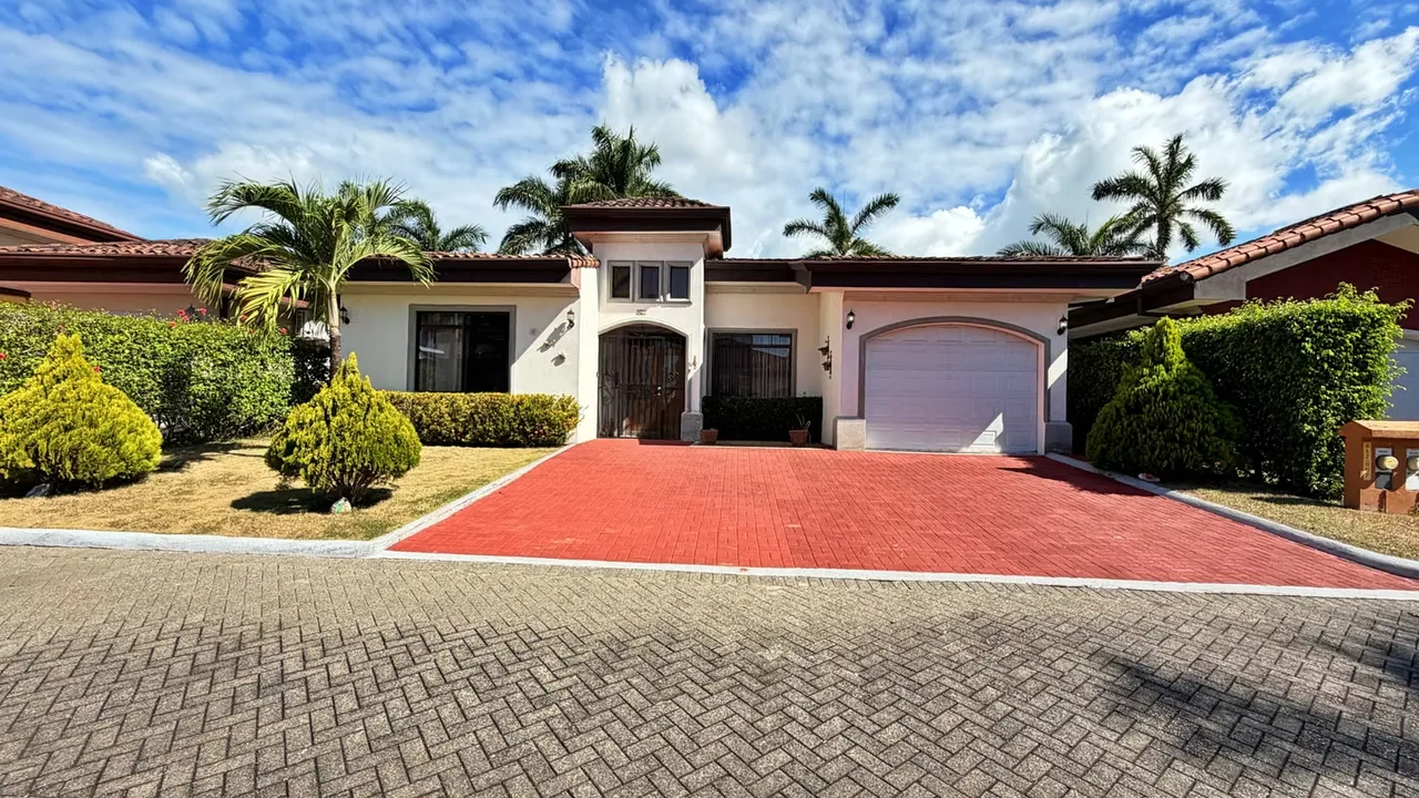 Contemporary Home with Private Pool for Sale, Parrita. (FE)