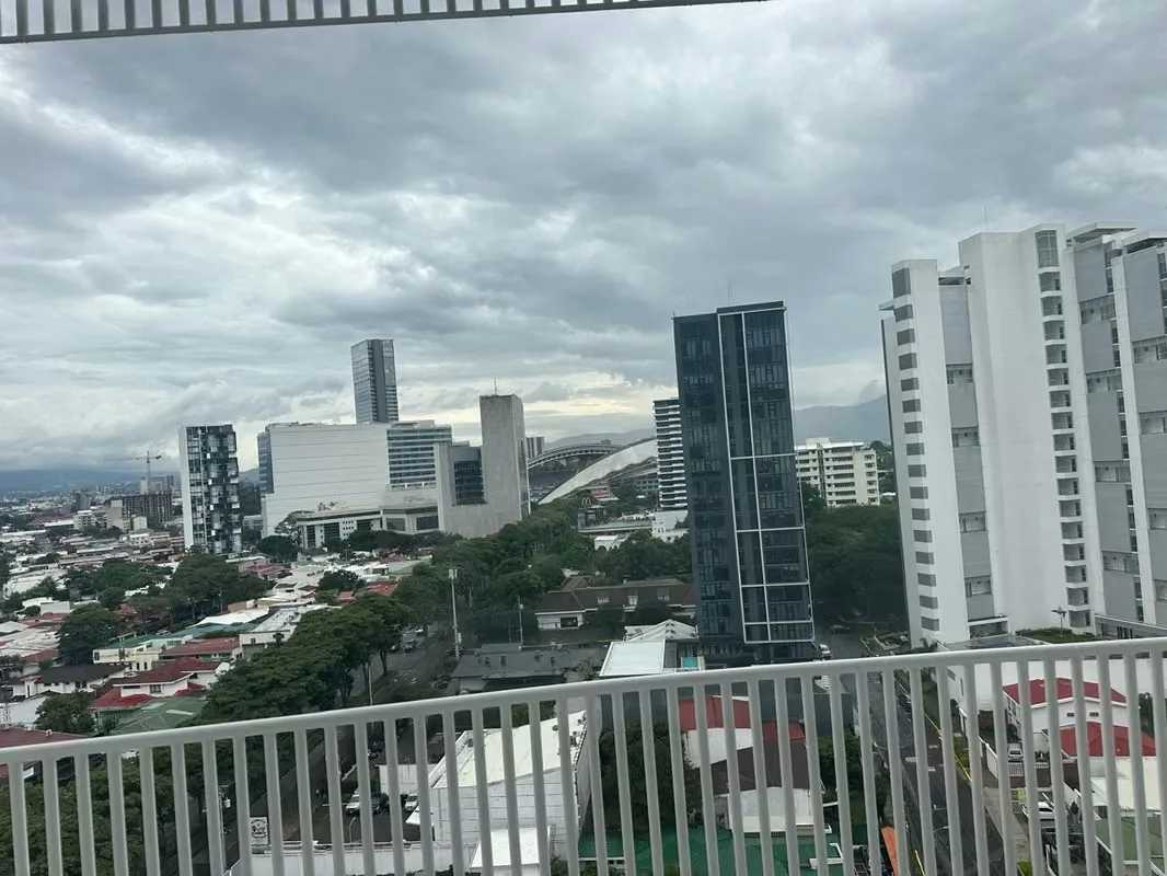 Alquiler de Apartamento en Condominio Velo Nunciatura, ubicado en Rohrmoser, una de las zonas más exclusivas y de mayor plusvalía de San José. Situado en piso 15, este moderno ... — photo 2