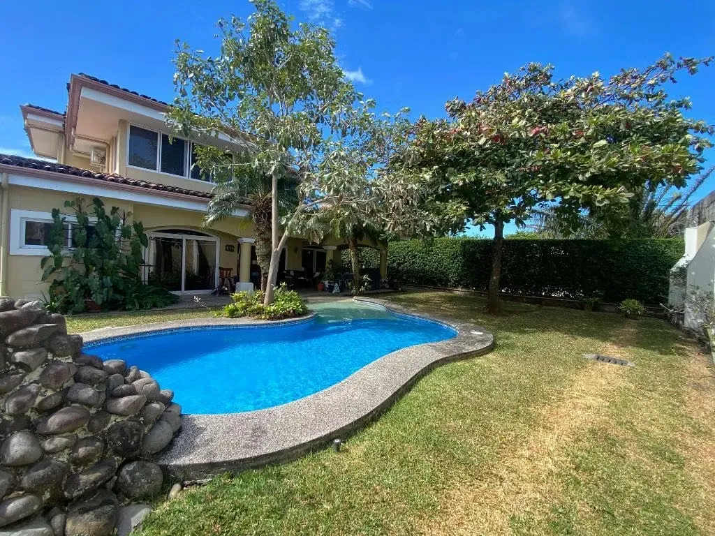 Hermosa casa de dos niveles ubicada en uno de los residenciales más exclusivos de Santa Ana, con pisicina y rodeada de ...