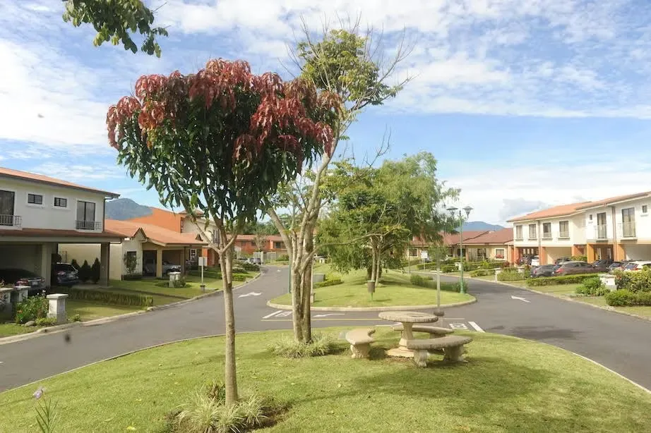 Beautiful house in condominium with 24/7 surveillance / La Floresta