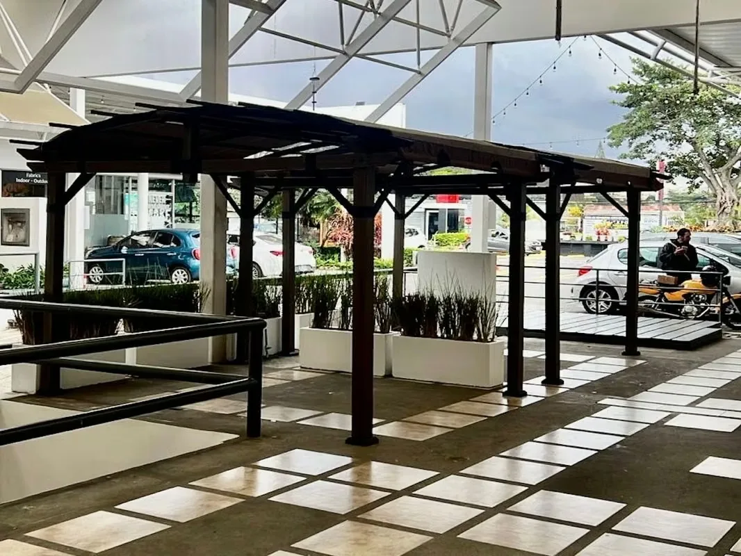 Conveniently located in the Guachipelín Sur area of Escazú, this commercial plaza offers excellent visibility.