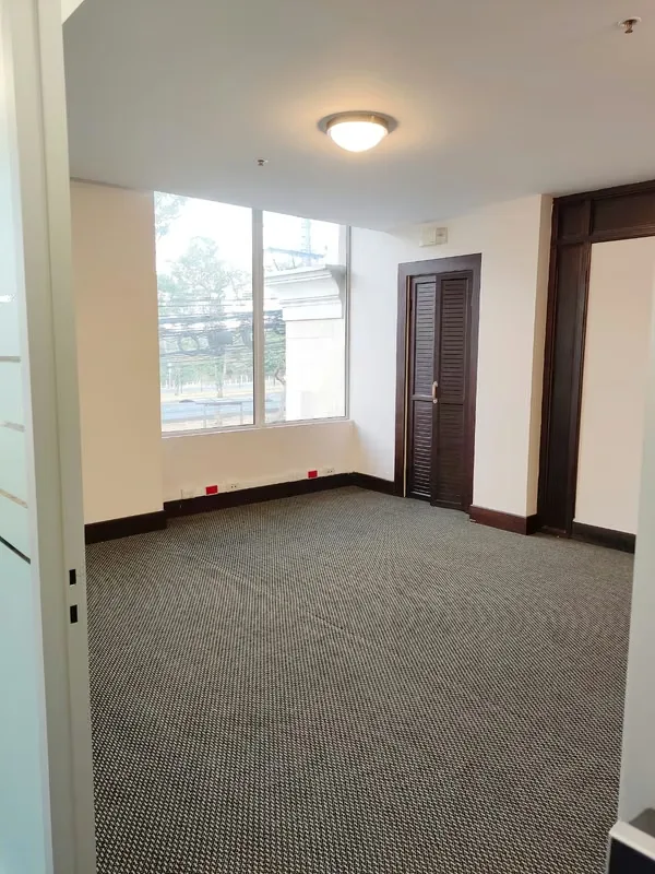 ¡Oportunidad única! Alquilamos moderna oficina en el exclusivo complejo Torres del Lago, en pleno corazón de Sabana Sur, San José. El espacio se entrega ... — photo 3