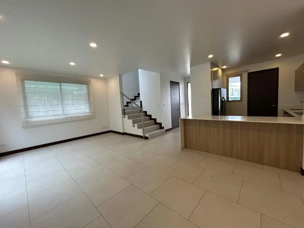 This condominium is located in a high-value area, San Antonio de Escazú, where you’ll find lovely restaurants, schools, shops, gyms, and small shopping plazas.