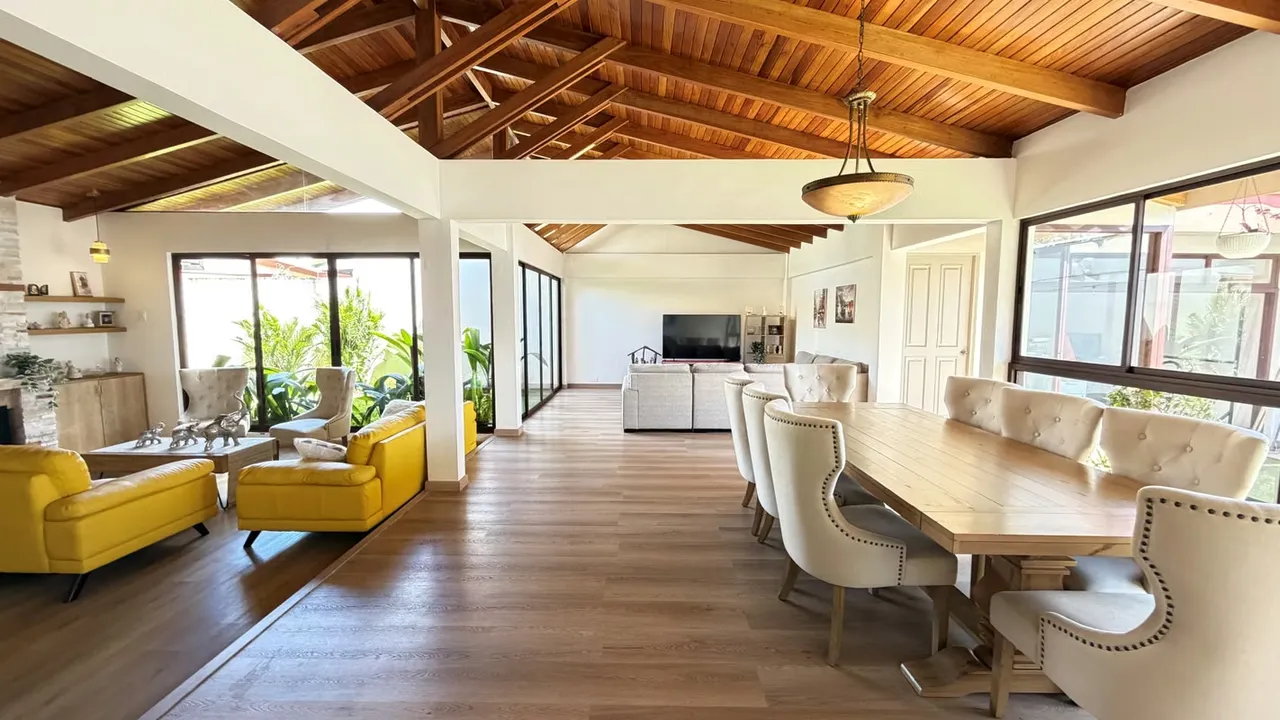 Venta casa remodelada y elegante con jardín, Moravia. (FE)