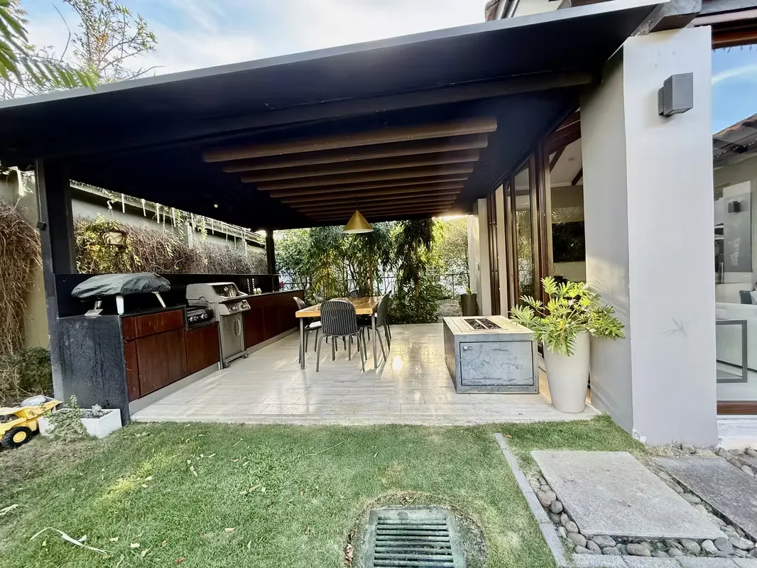 Hermosa casa de un solo piso con amplio jardín. Remodelada en 2019.