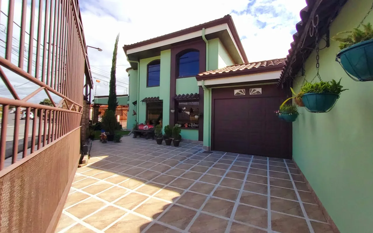 Discover this beautiful property located in Taras de Cartago, a highly sought-after ...