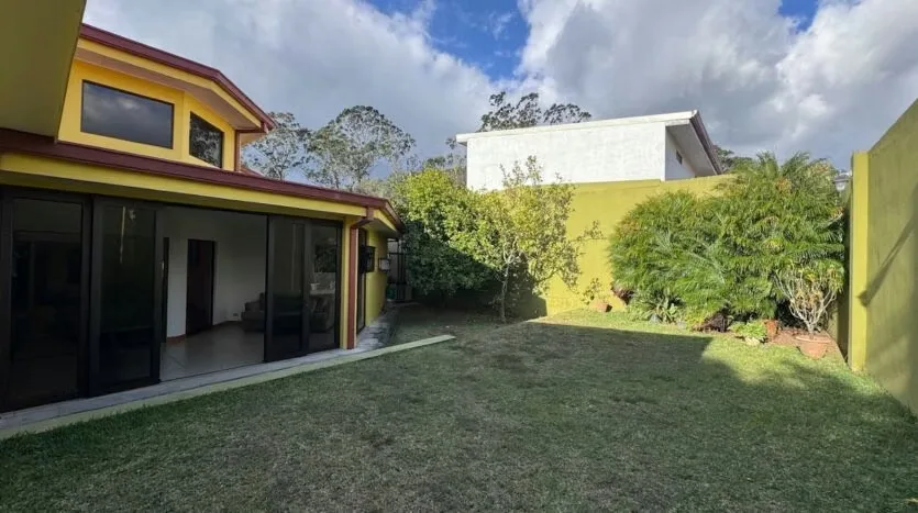 Hermosa casa en residencial Sierras de la Unión en San Rafael de La Unión, estrategicamente ubicado con fácil salida a Cartago y San José por pista; y cercanía a ... — photo 4