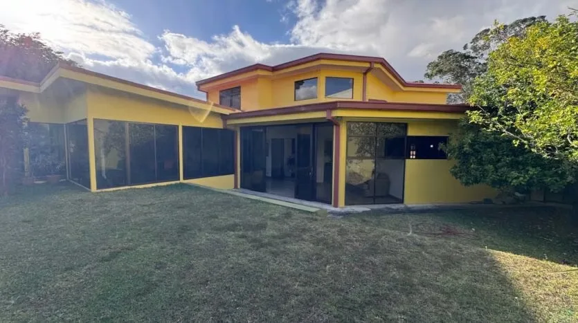 Hermosa casa en residencial Sierras de la Unión en San Rafael de La Unión, estrategicamente ubicado con fácil salida a Cartago y San José por pista; y cercanía a ... — photo 5