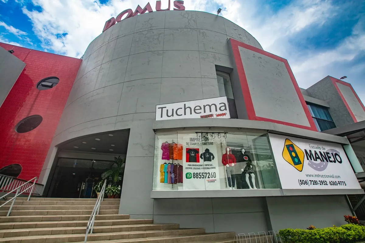 Se vende centro comercial Domus Plaza, ubicado en Curridabat, San José, sobre calle nacional de alto tránsito y excelente exposición comercial. Propiedad estratégica ideal para ...