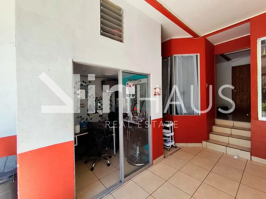 Lote: 77m2 / Construcción: 154m2. Residencia con local en San Miguel, La Capri, céntrica ubicación frente a la Plaza de Deportes. Cochera para 1 vehículo con opción de local ... — photo 3