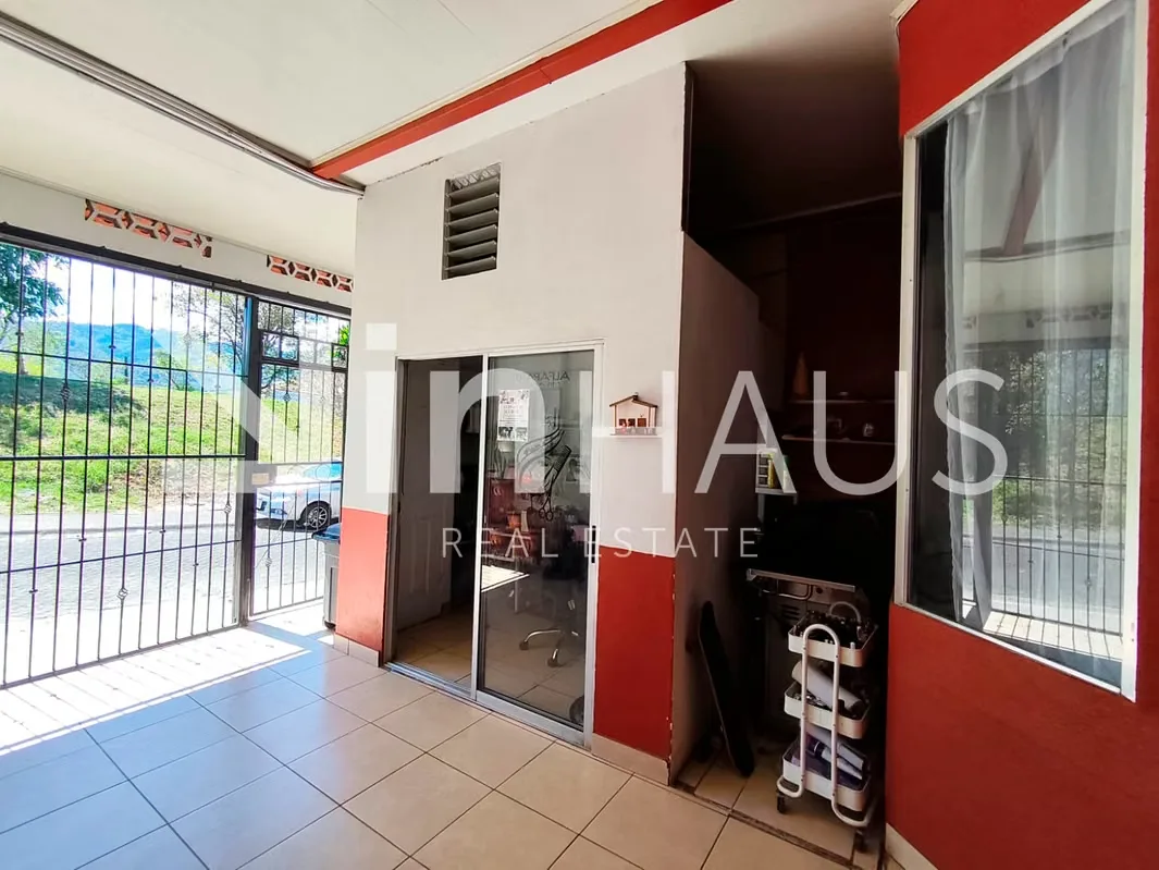 Lote: 77m2 / Construcción: 154m2. Residencia con local en San Miguel, La Capri, céntrica ubicación frente a la Plaza de Deportes. Cochera para 1 vehículo con opción de local ... — photo 4