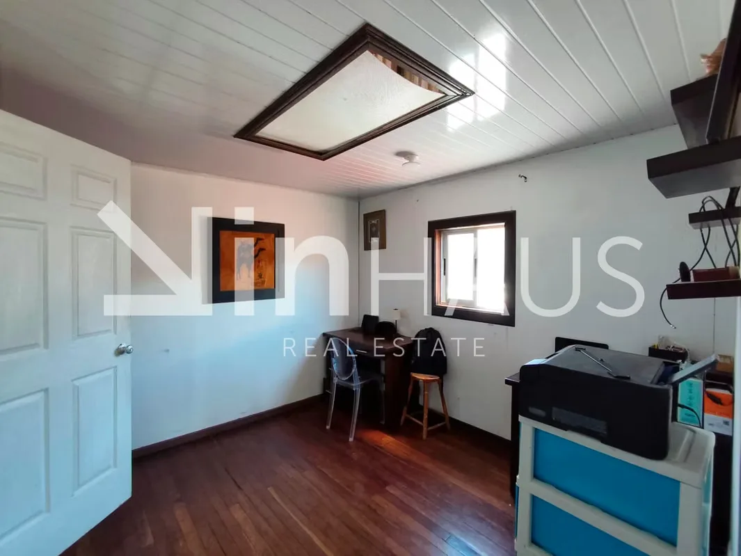 Lote: 77m2 / Construcción: 154m2. Residencia con local en San Miguel, La Capri, céntrica ubicación frente a la Plaza de Deportes. Cochera para 1 vehículo con opción de local ... — photo 5