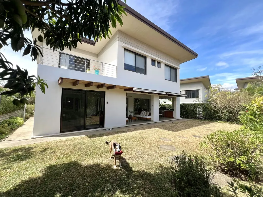 House for sale in Santa Ana. Stunning! Spacious garden. 4 Bedrooms + 2 TV + Maid's.