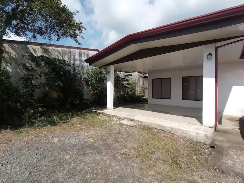 1-floor room house: 3 bedrooms, 2 bathrooms, living room, kitchen, dining room, battery area, spacious patio, garage 1 vehicle