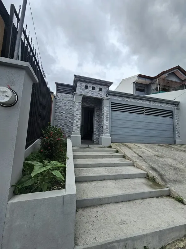Te presentamos esta casa actual y moderna de *UN SOLO NIVEL*! ideal para su familia, ubicada en una zona residencial segura y tranquila, con la ventaja de estar cerca de plazas ...