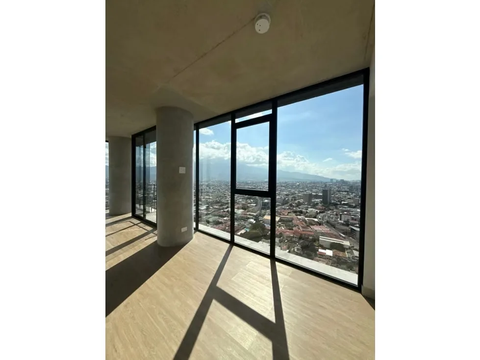 Moderno apartaestudio de 47 m² ubicado en piso alto, con espectaculares vistas panorámicas hacia San José y excelente iluminación natural.