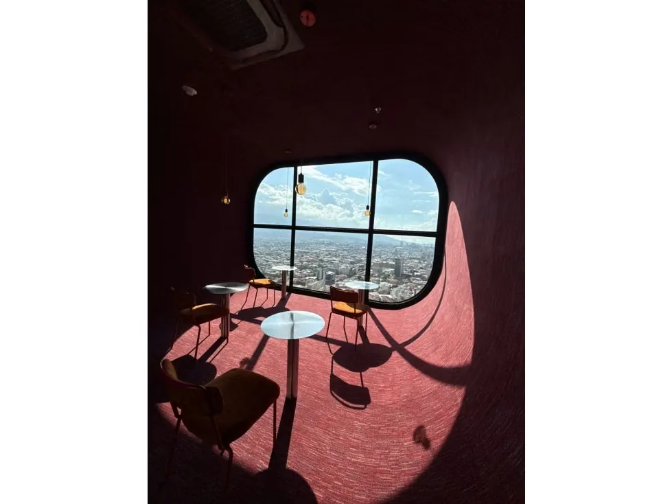Moderno apartaestudio de 47 m² ubicado en piso alto, con espectaculares vistas panorámicas hacia San José y excelente iluminación natural. — photo 2