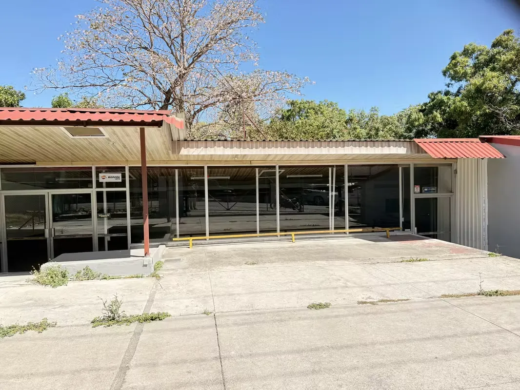 Local comercial en alquiler en Santa Ana | Carretera a Piedades (Alta exposición)