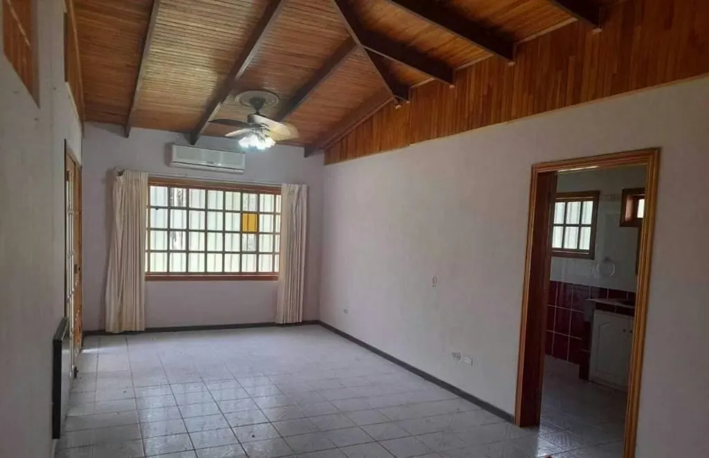 Propiedad con excelente luz natural, ubicada en un residencial apacible, con seguridad 24/7 y cercanía a todo tipo de ...